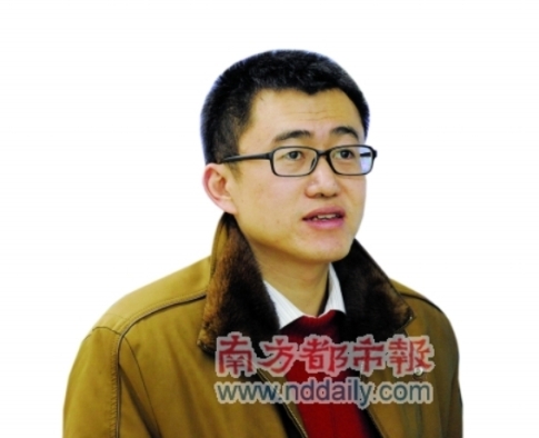 广州市自来水公司调度室副主任许刚博士除夕值班。