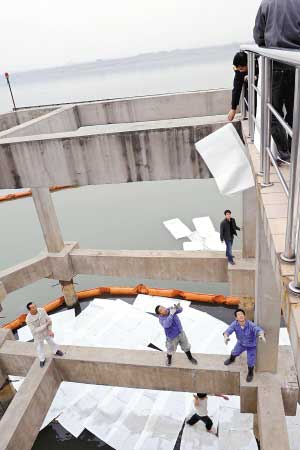 广东西江佛山段出现2公里油污带(组图)