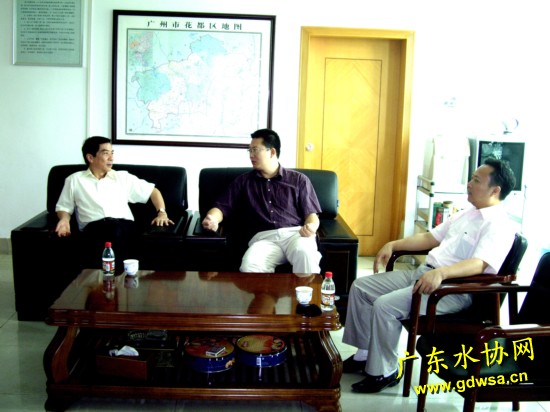 李秘书长（左1）与花都水司的领导座谈。