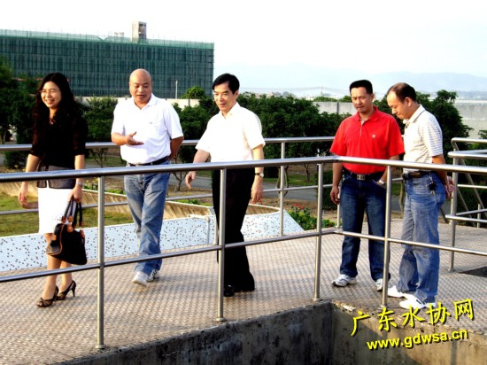 从化市水司总经理邝浩强（左2）陪同李秘书长（左3）在从化第三水厂调研。