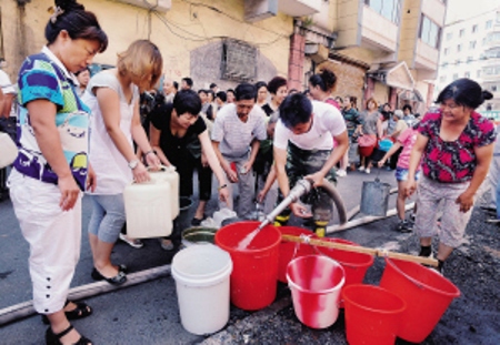 通化市东昌区居民正在供水点接水