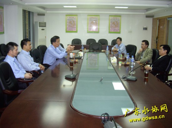图为省水协李秘书长与东莞石龙水司领导班子座谈