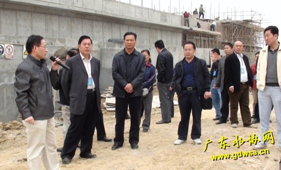 清远市清新县太和供水有限公司总经理吕国强在向人大代表介绍第二水厂的建设情况