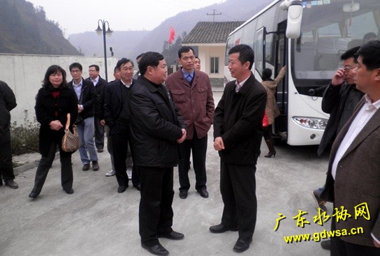 听取水厂厂长的介绍