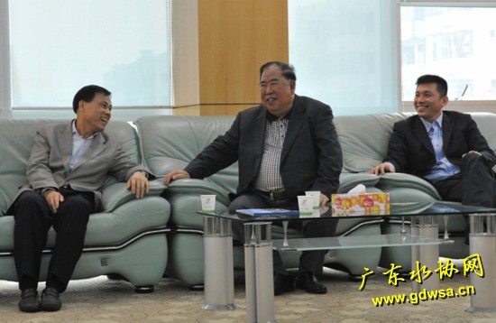 李振东会长听取中山市人大副主任黄标泉（左一）介绍小榄污水处理项目情况