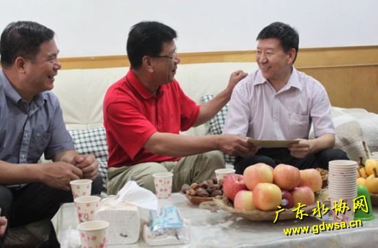 图为陈承旗（中）慰问省劳模孟昭祥（右一）
