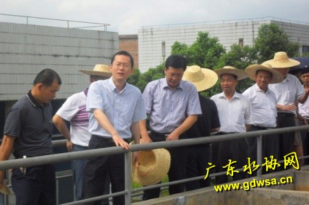 冯彤副市长（左三）察看西江水厂沉淀池生产、运行情况