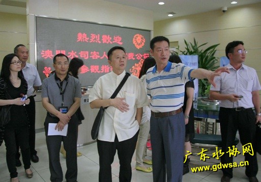 顺德水业总经理陈毅钧（右一）向澳门水司副总经理朱伟文（左三）介绍营业服务情况