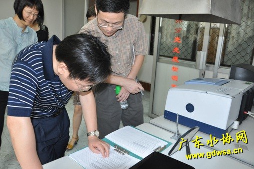 评审专家认真查阅水质检测记录
