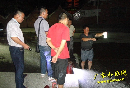 谢志军主任查看排出的自来水
