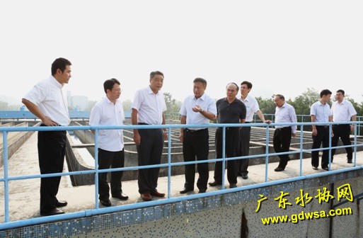 图为广东省副省长许瑞生（左三）正在听取汇报