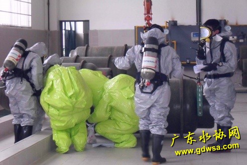 抢险组正在组织堵漏