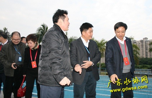 图为茂名市委常委、组织部长肖叶（右一）在公司经理庄水金（右二）的陪同下，了解生产情况。