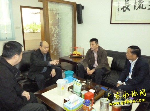 林志光秘书长（左二）余景泉主任与高要市南金水务有限公司张玉明董事长交流探讨。