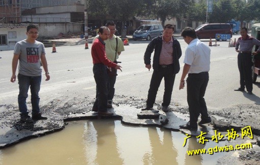 佛冈县供水服务中心奋力抢修扰民“喷泉”