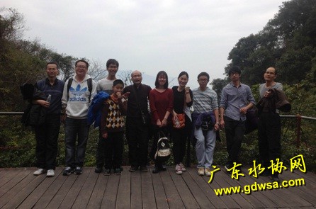 图为职工在牛鱼嘴山爬山比赛照片