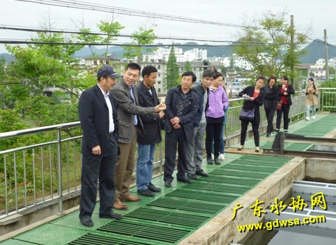 中国城镇供水协会县镇委副主任霍奎（中）余景泉和林芝水司巴桑副总经理（右一）参观歙县水司二水厂