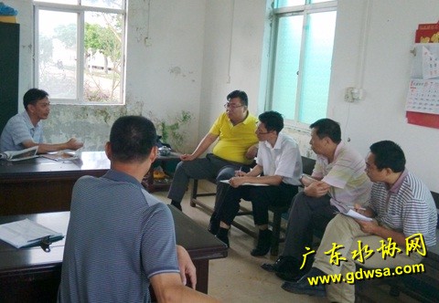 图为省建设厅副处长陈辅淳（右三）、省水协副会长、湛江市水务集团董事长李雄伟在徐闻水司城北水厂了解灾情。