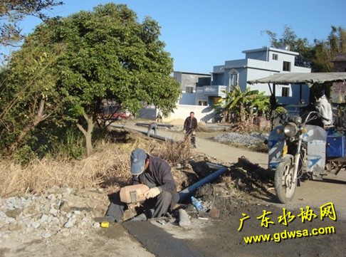 安装主水管施工现场