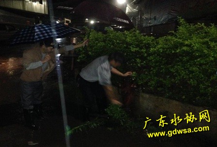 5月23日凌晨，佛冈县供水服务中心冒雨清洗县城供水管网