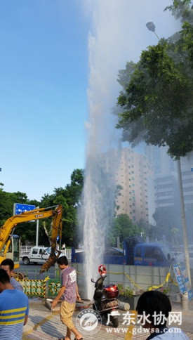 DN1000供水主管道爆漏  湛江水务集团8小时修复