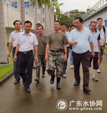 5日下午王中丙市长（一排中）带队到赤坎水厂调研了解市区供水恢复情况，协调供电部门迅速增加应急发电车数量，保障市区各水厂的复产用电。