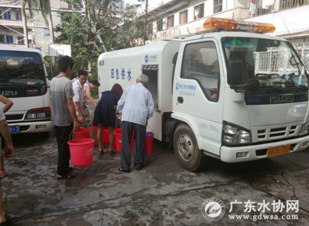 对于部分地势高或者受供水系统损坏而暂时没有通水的区域，水务集团每天派出应急供水车进行定点免费送水。