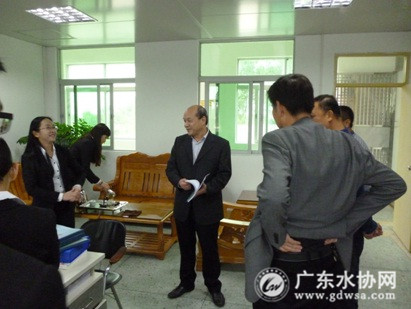 省水协林志光秘书长（中）到海丰县水质检测中心考察调研。