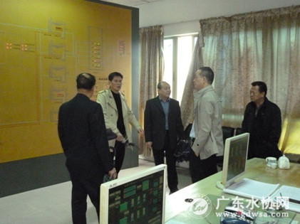 汕尾市供水总公司章颂升总经理（右二）厂长陪同林志光秘书长（右三）一行到新地水厂考察调研，并对汕尾市近年来供水发展情况作了介绍。