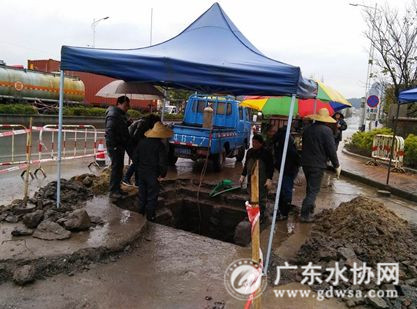 寒冬里的供水抢修队伍