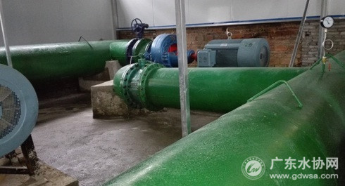 落实《水源水质保护条例》，迁移饮用水源取水口