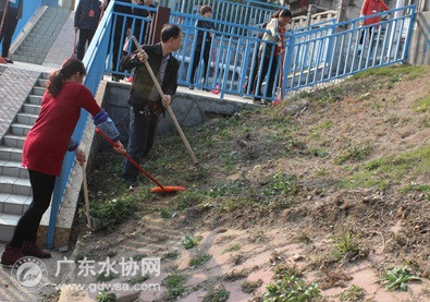 佛冈县供水服务中心网格化清扫，为佛冈创文创卫出力