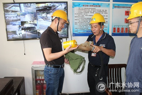 佛冈县水利局副局长罗杰到县供水服务中心开展安全生产检查