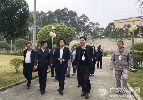 海丰县县委书记、县长郑俊雄率队到县供水总公司拦河坝水厂和县水质检测中心开展慰问活动