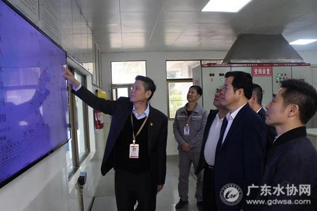 海丰县县委书记、县长郑俊雄率队到县供水总公司拦河坝水厂和县水质检测中心开展慰问活动