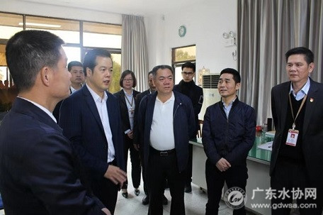 海丰县县委书记、县长郑俊雄率队到县供水总公司拦河坝水厂和县水质检测中心开展慰问活动